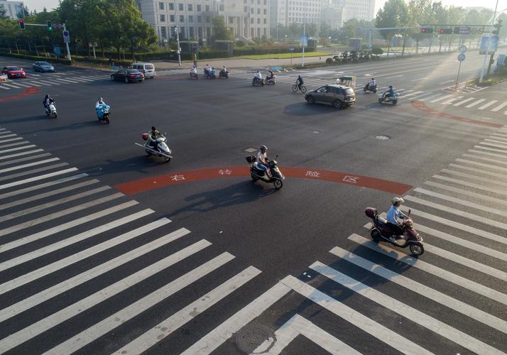 組圖/江蘇泰州:設立機動車"右轉(zhuǎn)危險區(qū)"提醒行人避讓大型機動車輛