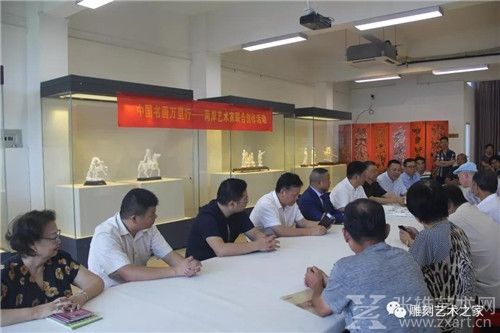 總策劃,福建省雕刻藝術(shù)家協(xié)會會長陳文榮先生主持兩岸藝術(shù)交流會活動