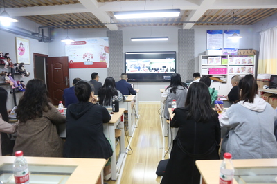 湖南師范大學(xué)孫舜堯教授帶隊到我校藝術(shù)設(shè)計與建筑學(xué)院開展文化創(chuàng)意與策劃團(tuán)隊培訓(xùn)與建設(shè)交流活動